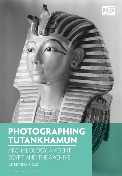 غلاف كتاب Photographing Tutankhamun: Archaeology, Ancient Egypt, and the Archive بقلم كريستينا ريغز غلاف كتاب Photographing Tutankhamun: Archaeology, Ancient Egypt, and the Archive بقلم كريستينا ريغز